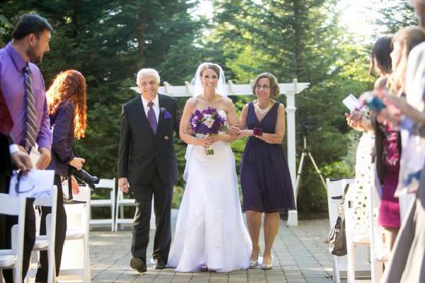 لحظه ورود عروس همراه با پدر ومادر